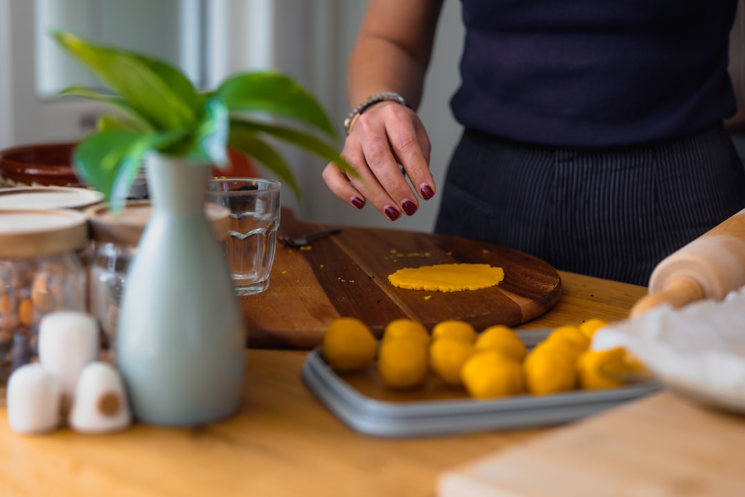 Beeswax uses and how to render it at home hero image